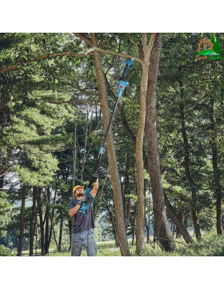 Juego de Motosierra y Tijera Telescópica a Batería - Vista tijera en uso ramas