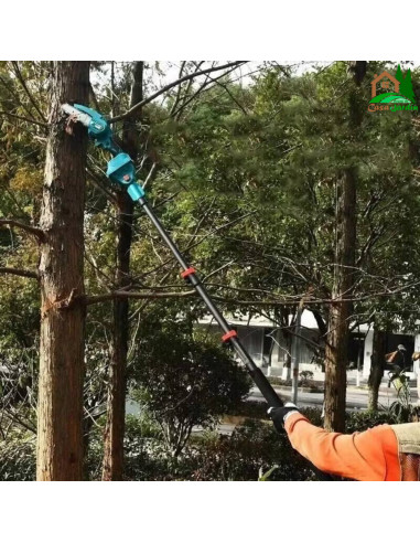 Juego de Motosierra y Tijera Telescópica a Batería - Vista motosierra en uso ramas